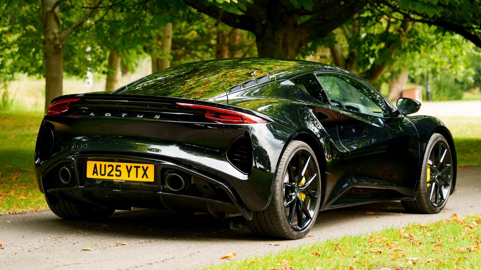 Lotus Emira Turbo SE: спортивний характер, який кидає виклик Porsche