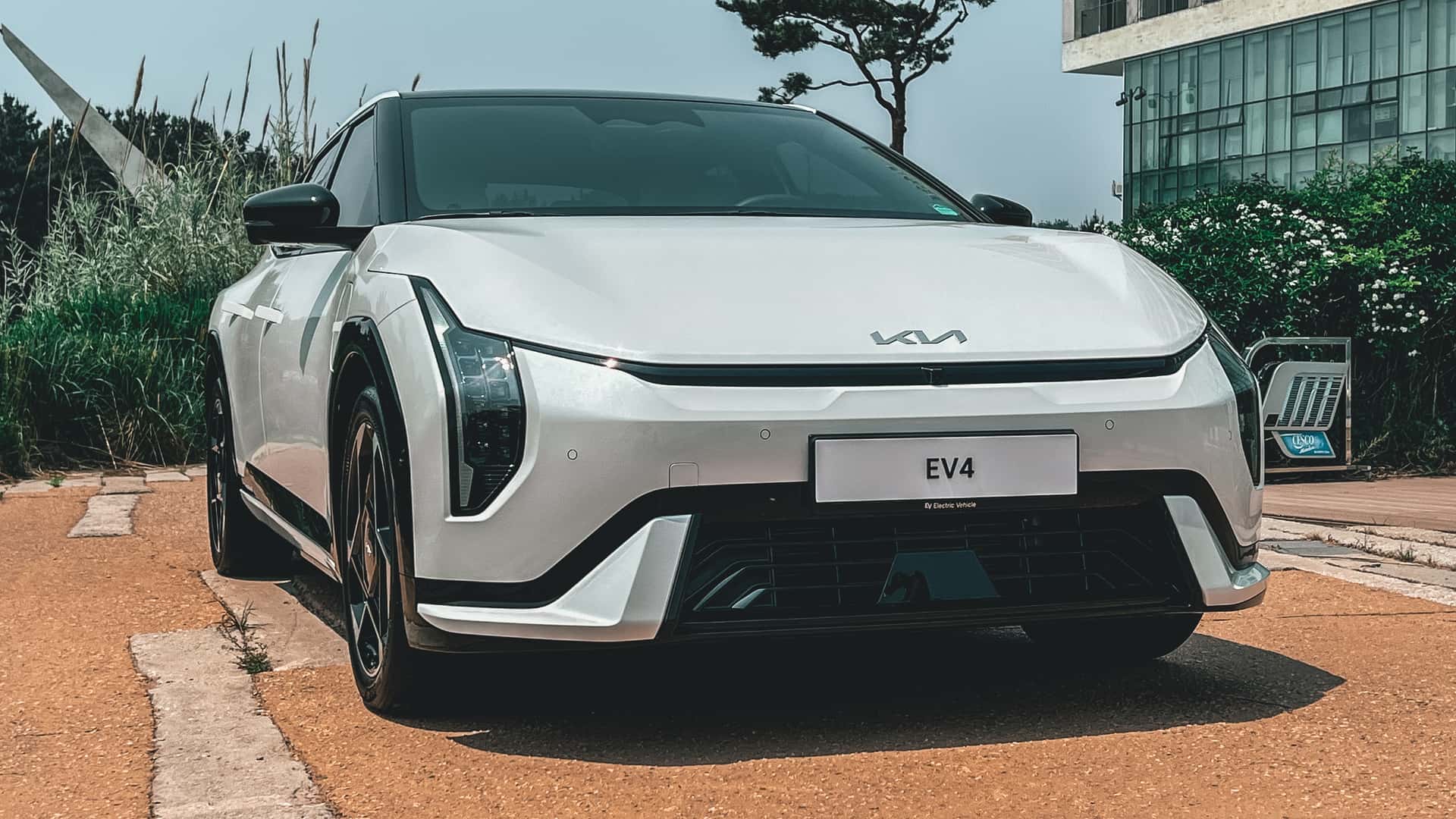 Kia EV4 2026 — електроседан, який реально може замінити Tesla Model 3
