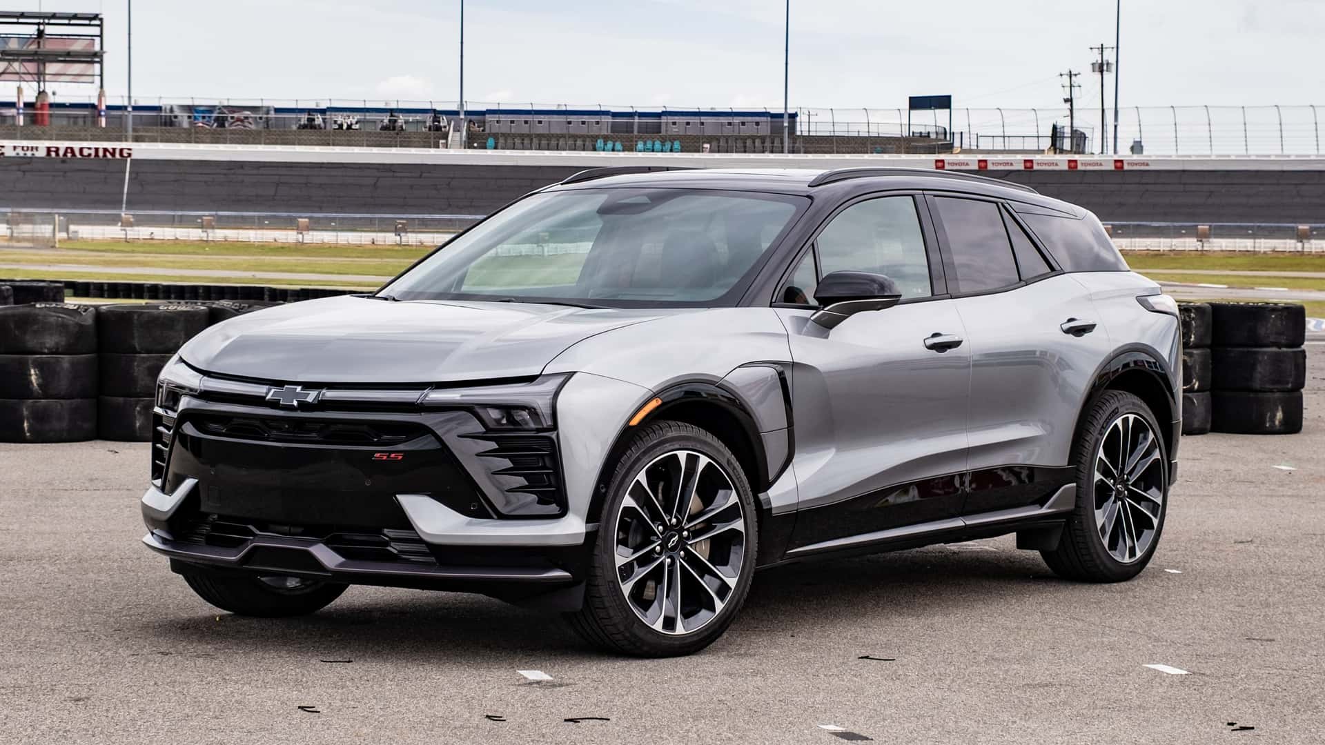Chevrolet Blazer EV SS 2025: огляд, характеристики, динаміка, розмитнення та чи вартий він своїх грошей в Україні