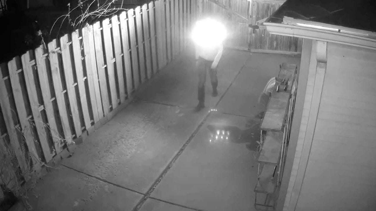 Людина-невидимка: як створити перешкоди для відеокамер та захистити приватність у 2026 році