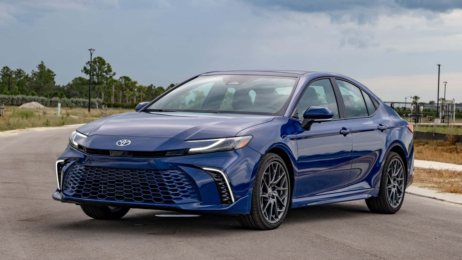 Toyota Camry 2025: еволюція без революції, яка знову працює