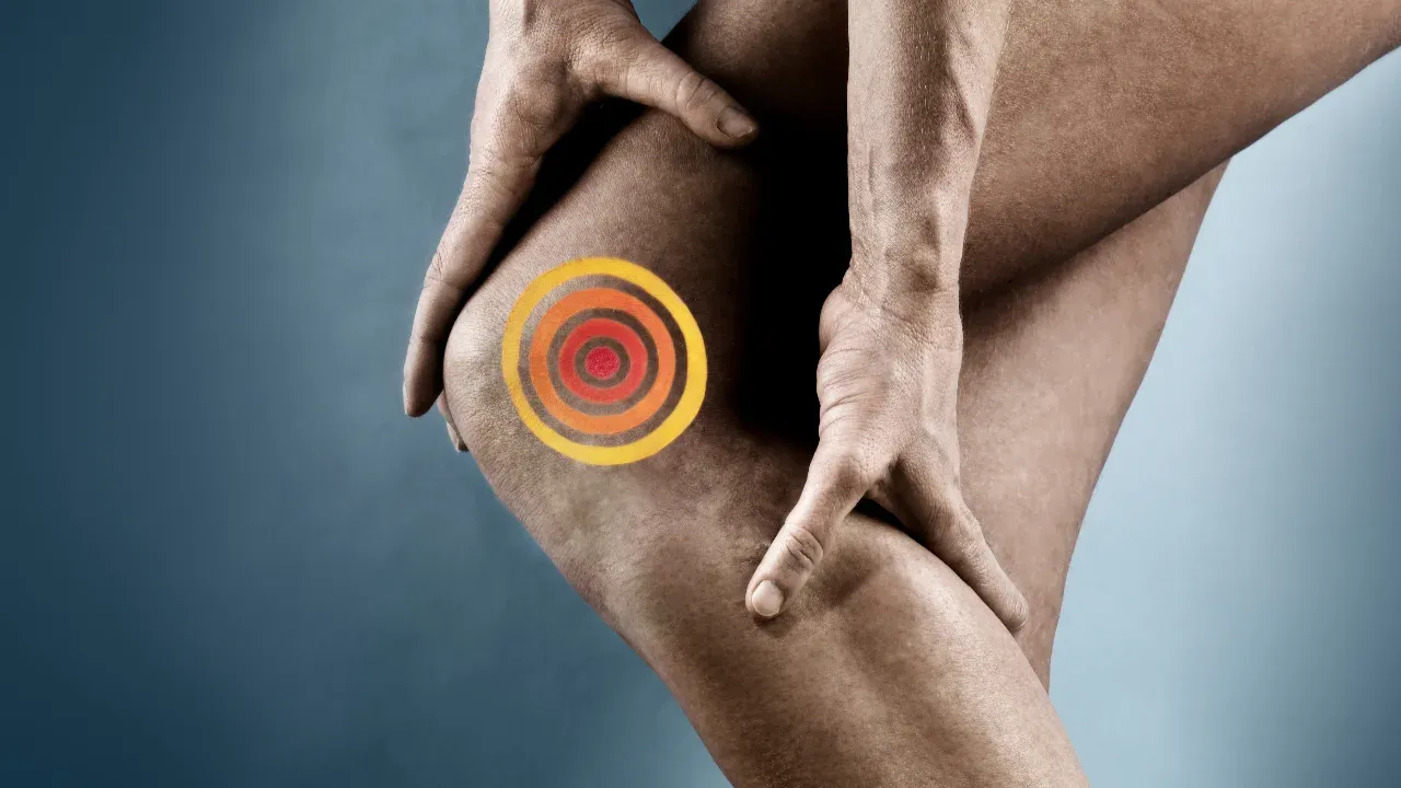 Болять коліна при згинанні: причини, симптоми й що допомагає